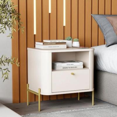 MESA DE LUZ TUCUPI SLIM 1 CAJ. OFF WHITE/DOURADO